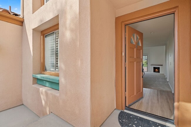 Building Photo - Villa Point Upper Unit with Loft and Golf Course Views