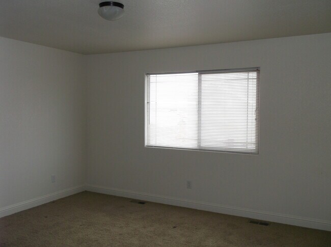 Building Photo - 3 BED 2.5 BATH SADDLE RIDGE TOWNHOUSE