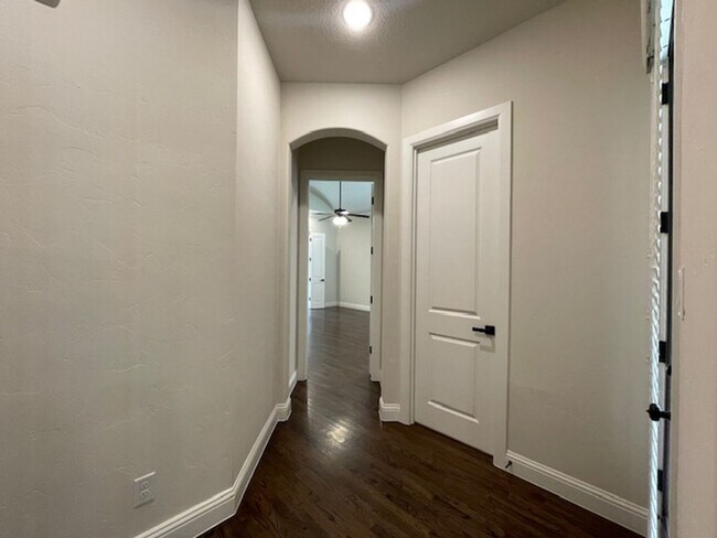 Building Photo - 1605 Le Mans Ln