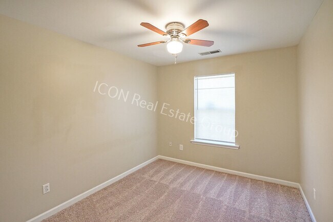 Building Photo - 3/2.5 End unit townhome