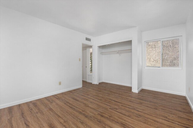 Building Photo - Spacious Condo Near Bakersfield College – Prime Location!