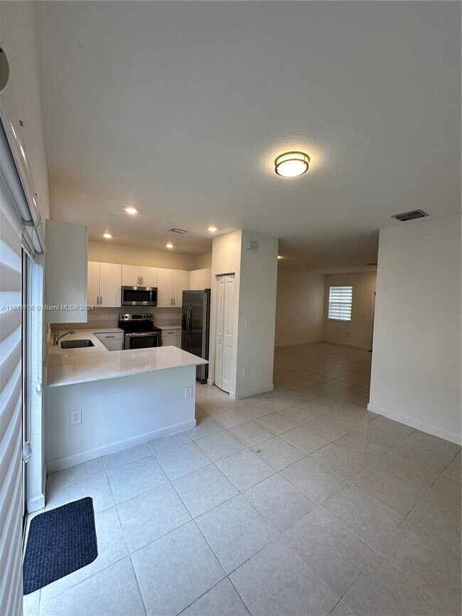 Building Photo - 2681 SE 11th St