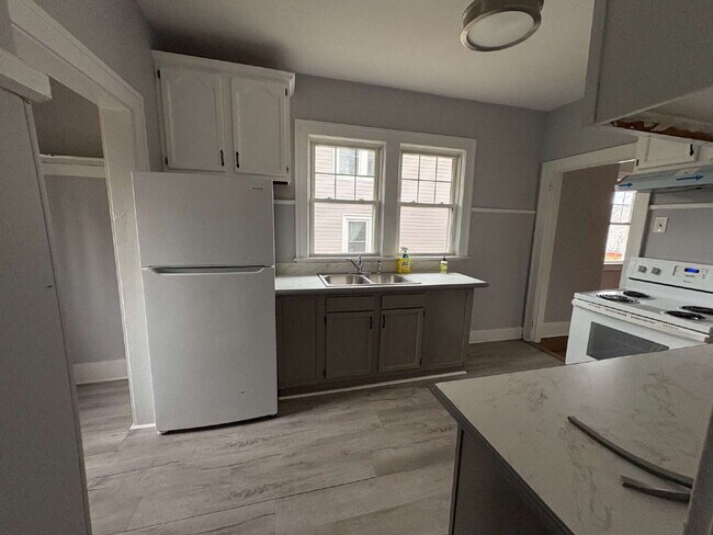 Building Photo - Rare Downtown Asheville Rental: 3BR/2BA House with Huge Yard & City Convenience- Dogs allowed!