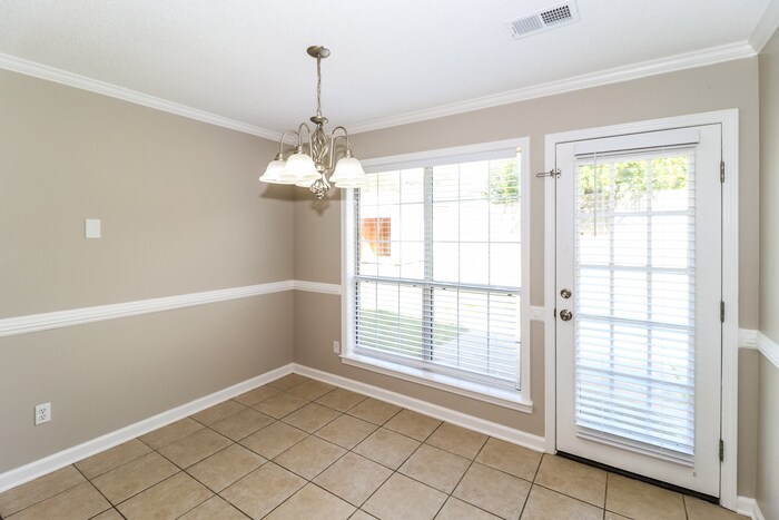 Building Photo - 2402 Mason Dr