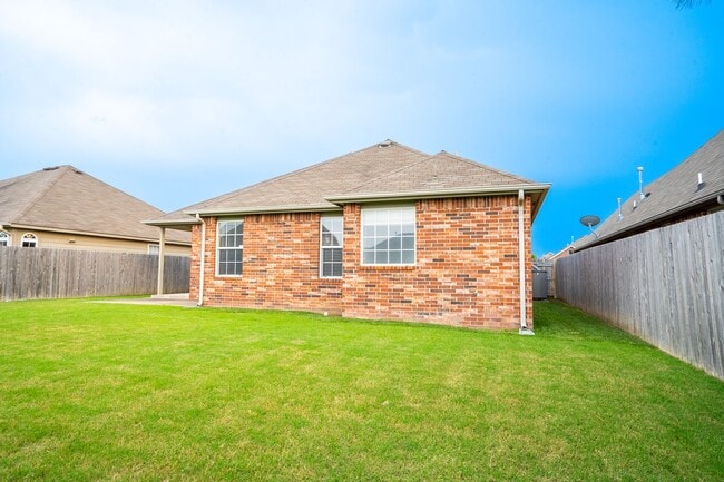 Building Photo - Beautiful 3 bed / 2 bath in New Tulsa!