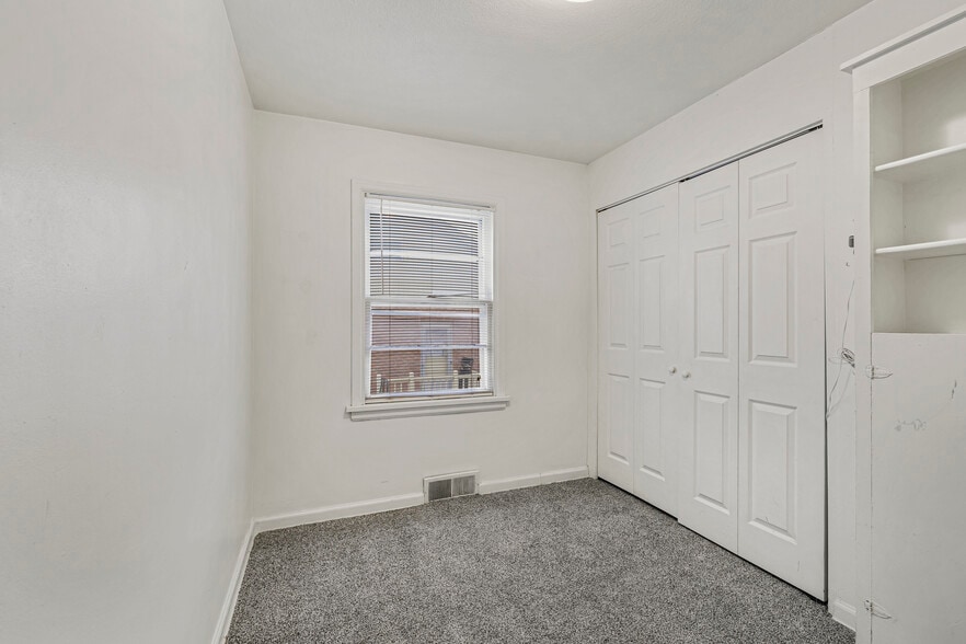 Building Photo - 225 E 2nd S