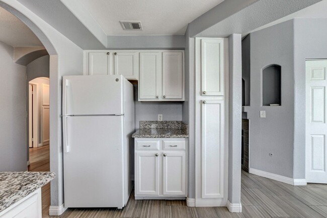 Building Photo - Stunning Upstairs Condo in Gated Indian Wells Community!