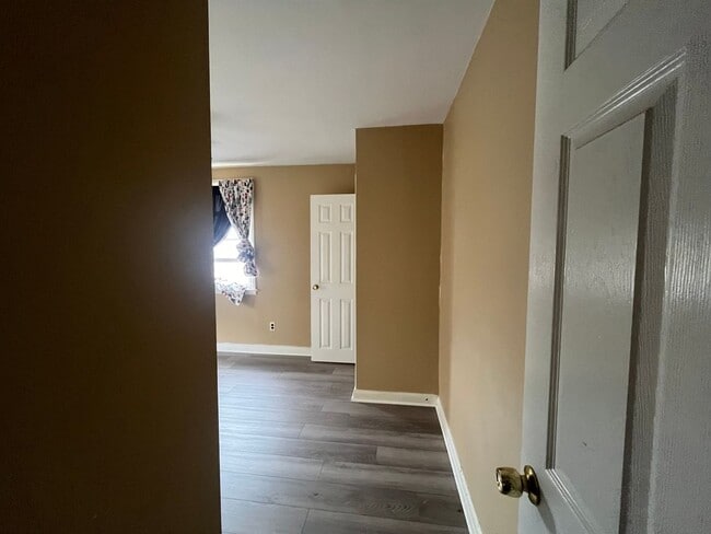 Building Photo - 3 bed room 1.5 bath