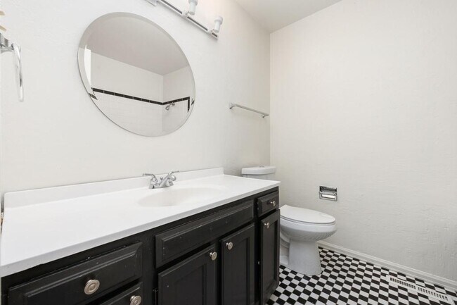 Building Photo - 2215 Derby Hill Dr