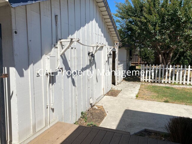 Building Photo - Stylish South Salinas Home | 2 Bed / 1.5 Bath | 1,370 sq ft