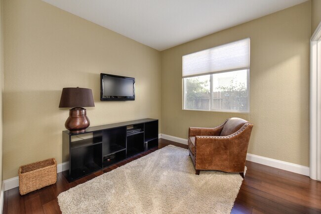 Building Photo - Great Location! Clean, Renovated, Beautifu...