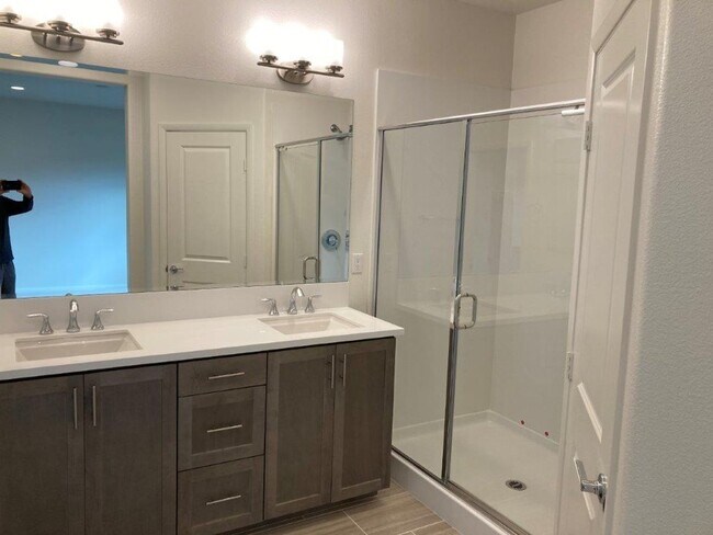 Building Photo - 4 Bedroom TownHome in the Skyline Community