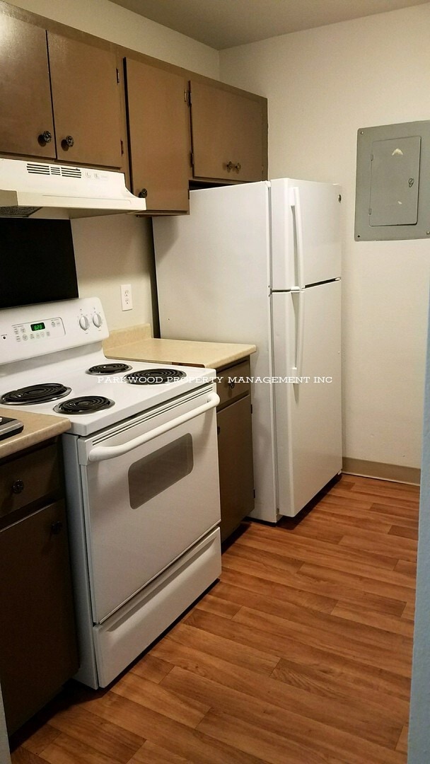 Building Photo - 2 Bedroom, North Tacoma, $1595 + $100 w/s/g = $1695.00, upper floor apartment