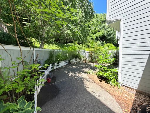 Building Photo - Spacious Magnolia Townhome with a View for $4495 - Available for Move in!
