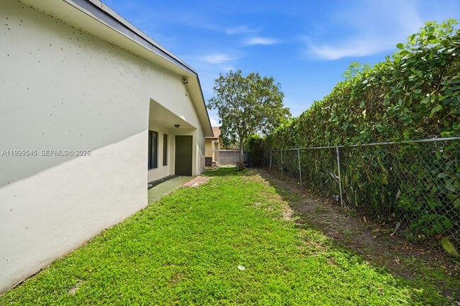 Building Photo - 7604 SW 10th Ct