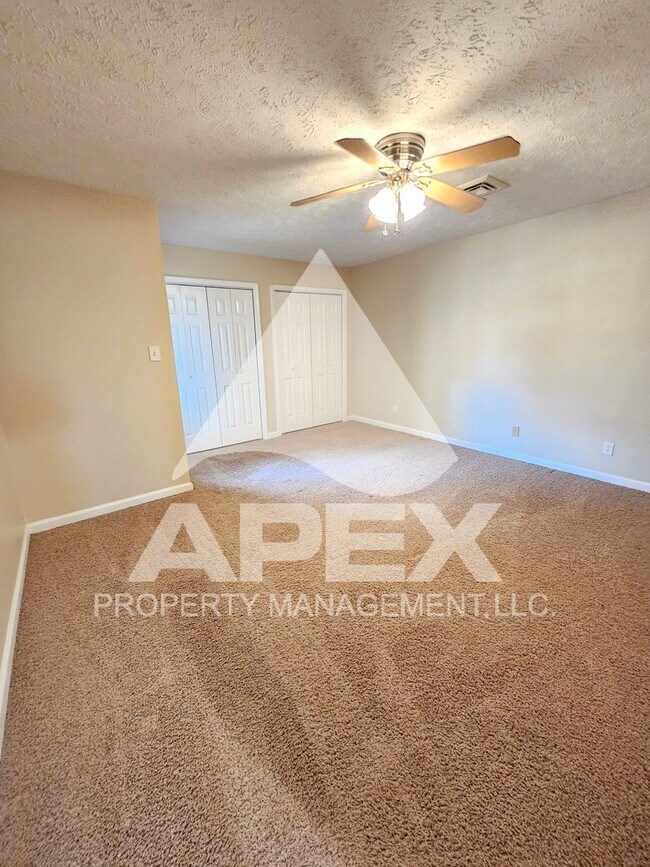 Building Photo - Spacious 3 Bd 2.5 Ba Condo w/Carport in heart of West Knox!