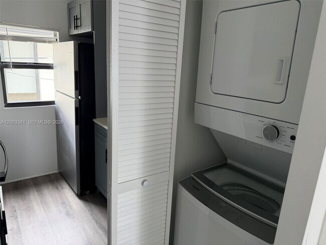 Building Photo - 628 SW 21st Ave