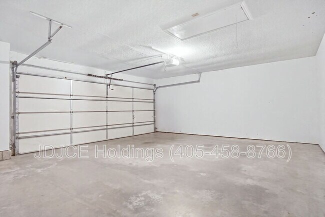 Building Photo - 431 W Curtis Dr