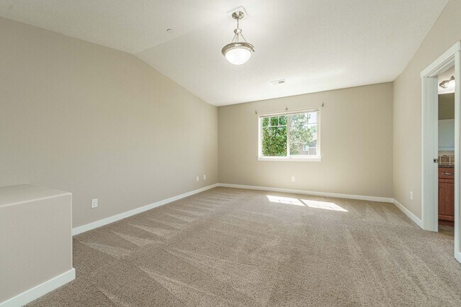 Building Photo - ASK ABOUT AUGUST MOVE IN SPECIAL 3 Bedroom...