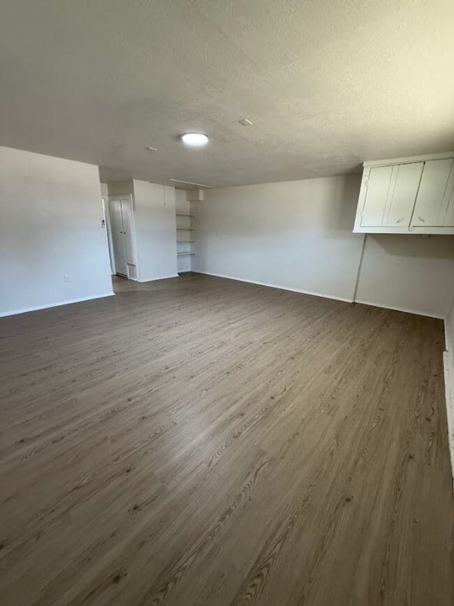 Building Photo - 5 Bedroom 2 Bath Available!!