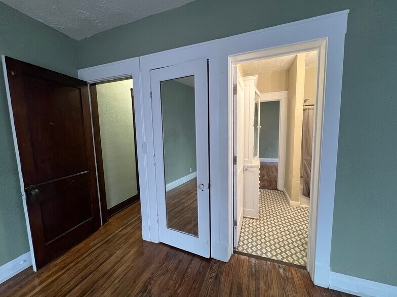 Building Photo - 417 W Columbia Ter