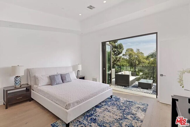 Fully retractable socket doors offer indoor-outdoor bedroom space. - 6077 Hargis St