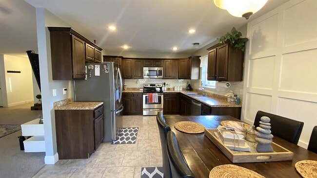 Building Photo - Gorgeous 3 Bedroom, 2 Bathroom Home in Woodridge Estates