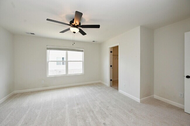 Building Photo - Like-New Modern Townhome Near Dining, Shopping, Trails & Old Hickory Lake