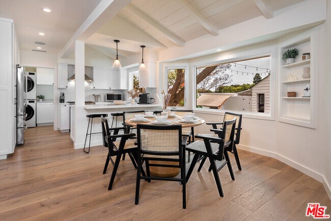 Building Photo - 527 S Bentley Ave