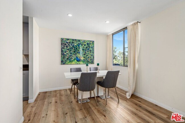 Building Photo - 100 S Doheny Dr