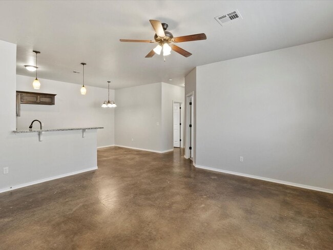 Building Photo - 3BR 2BA duplex with 2 car garage!!