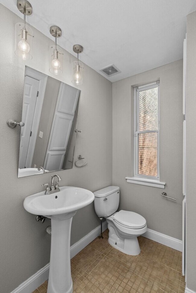 Building Photo - *MOVE IN SPECIAL* High end, 3 bedroom single family home in The Grove!