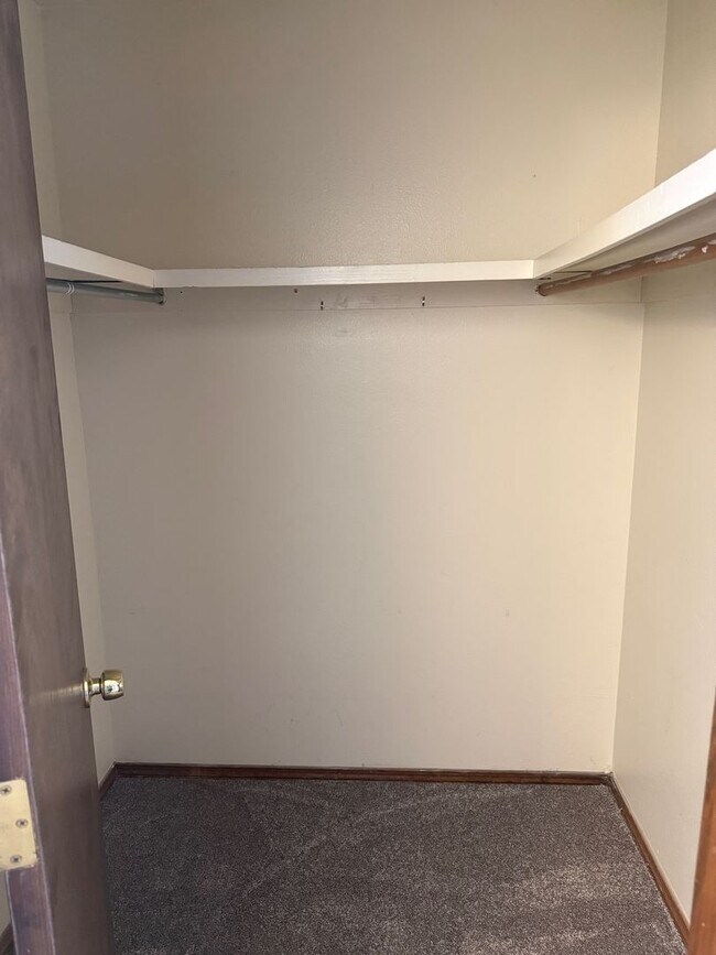 Building Photo - 4 Br, 1.75 Ba, 2 living areas, formal dining room, 2 CG, nice yards, storage shed