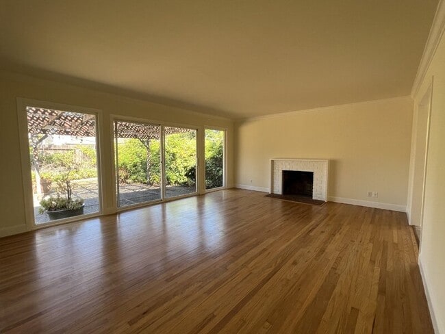 Building Photo - 25 El Camino Dr