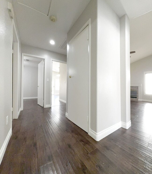 Building Photo - Step into this charming 3-bedroom, 2-bathroom residence in Henderson