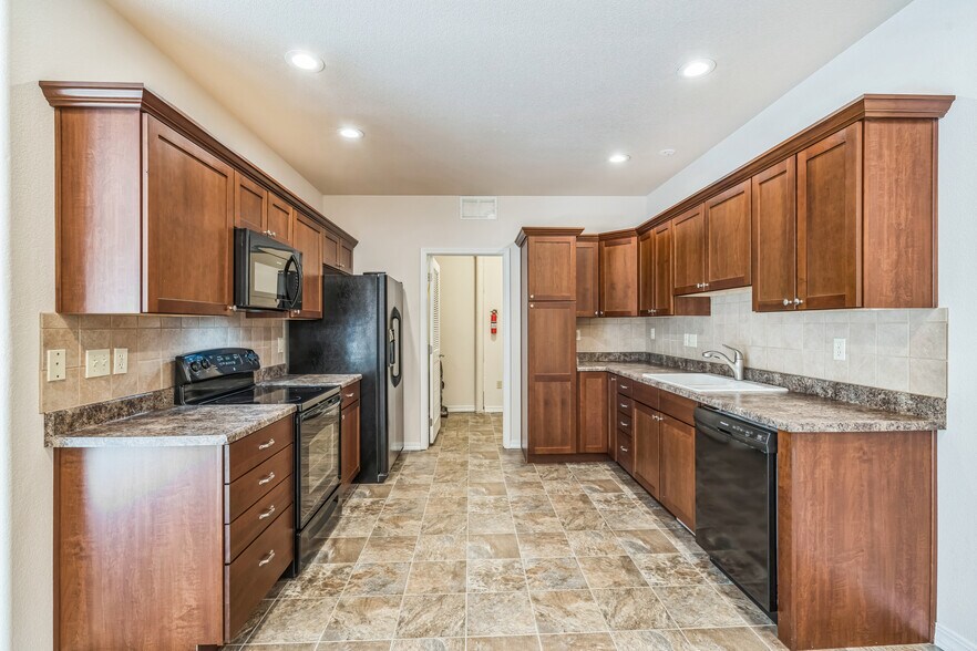 Building Photo - 1530 Little Bear Creek Pt