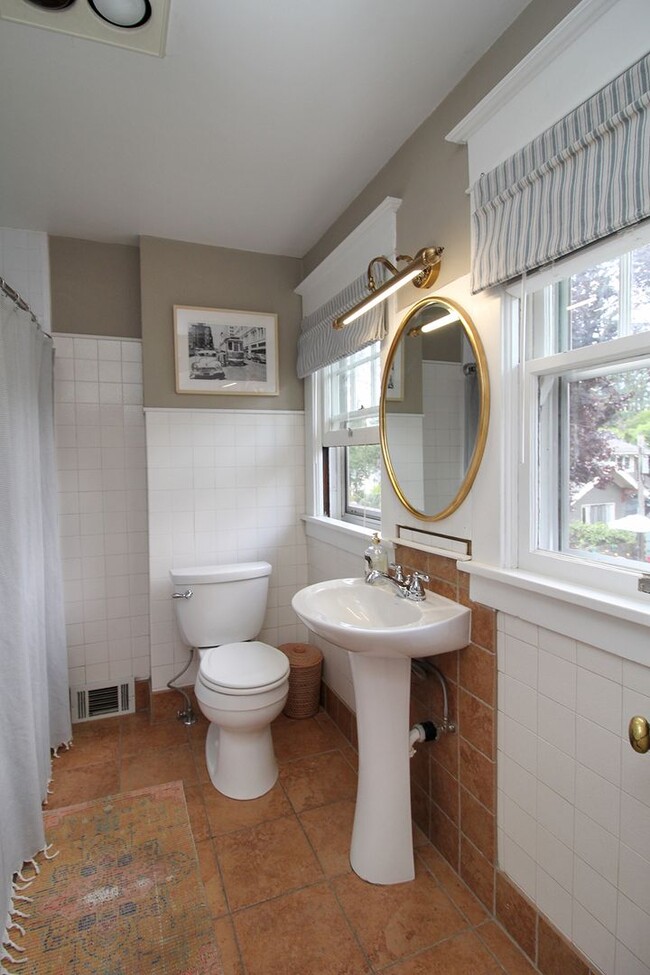 Building Photo - LAURELHURST: Classic 4 Bedroom Craftsman G...