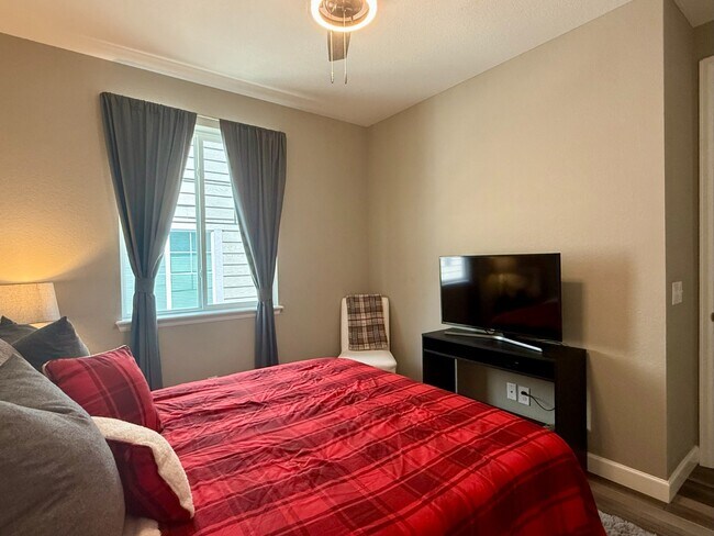 Building Photo - Spacious 5-Bedroom home with beautiful Vie...