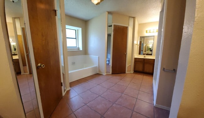 Building Photo - 4200 Pyracantha Dr