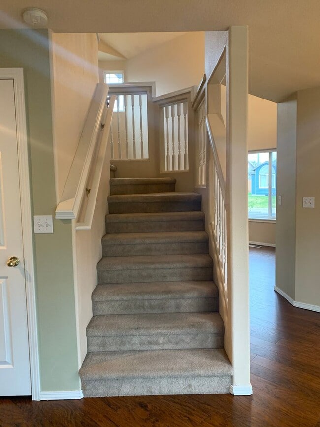 Building Photo - Great 3BD 2.5BA Fisher's Landing! Large Fe...