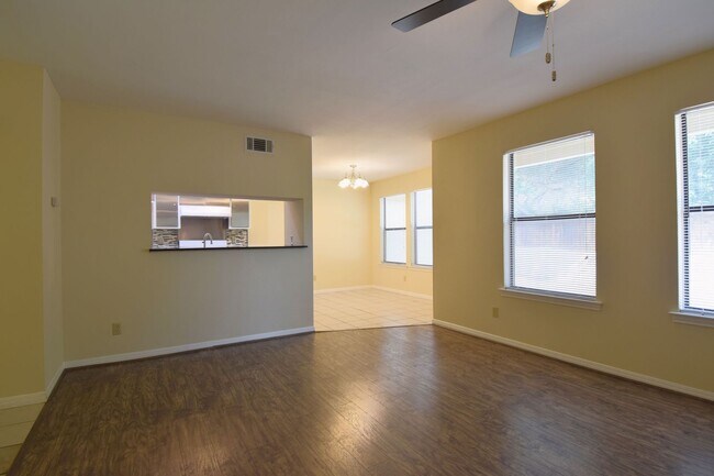 Building Photo - Hart Ln 6489