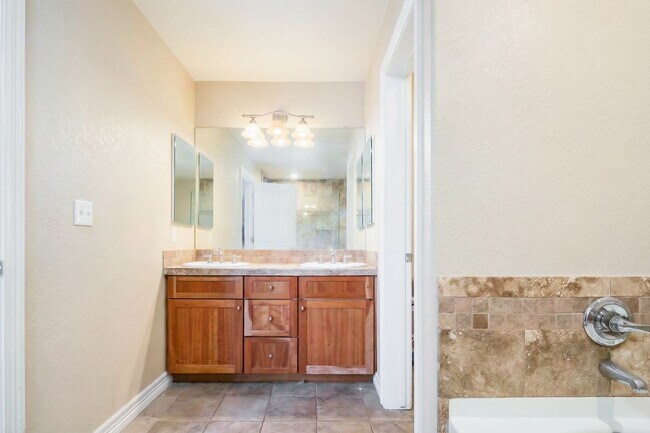Building Photo - Exceptional 5-Bedroom Home Steps from the University of Denver