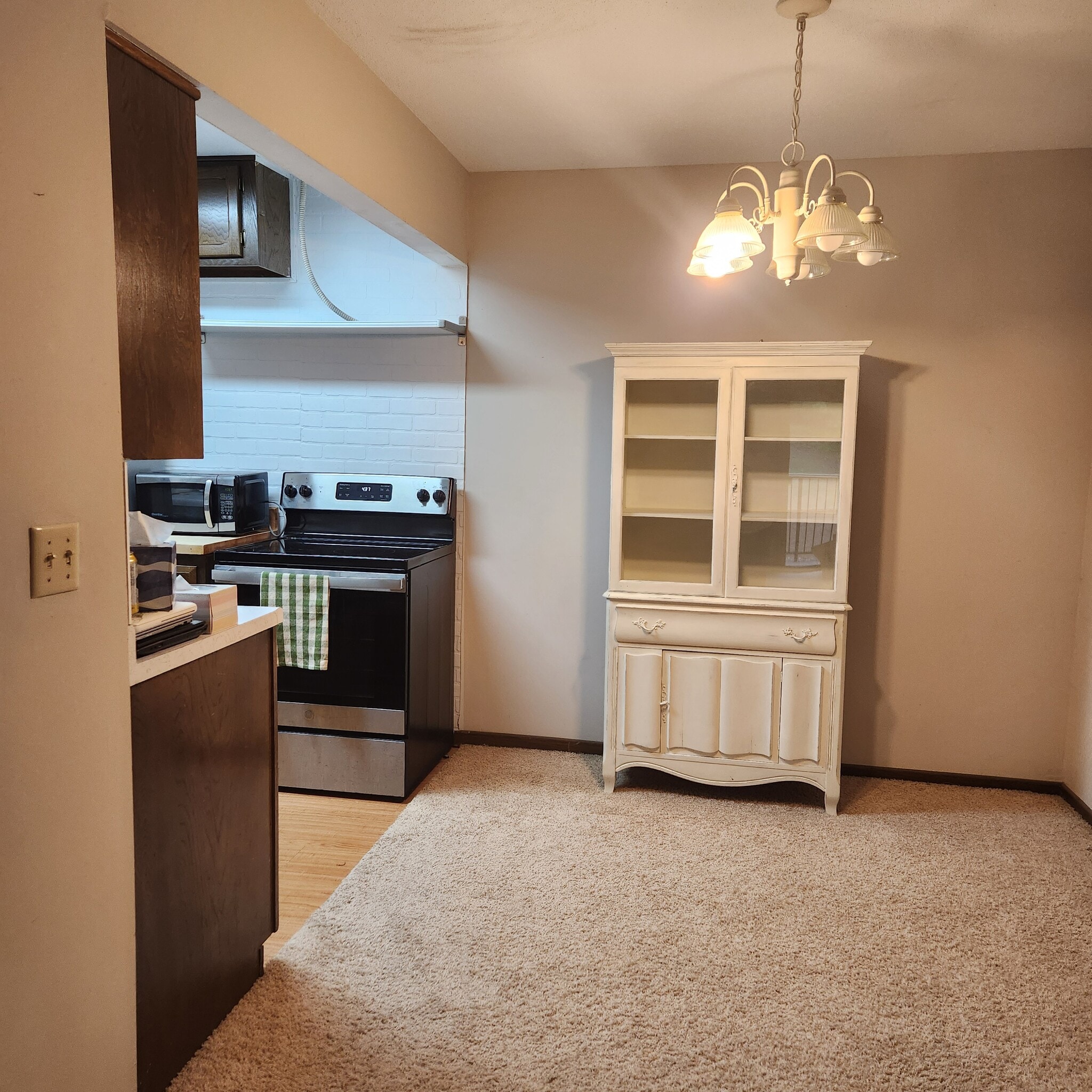 Building Photo - 2690 Oxford St N