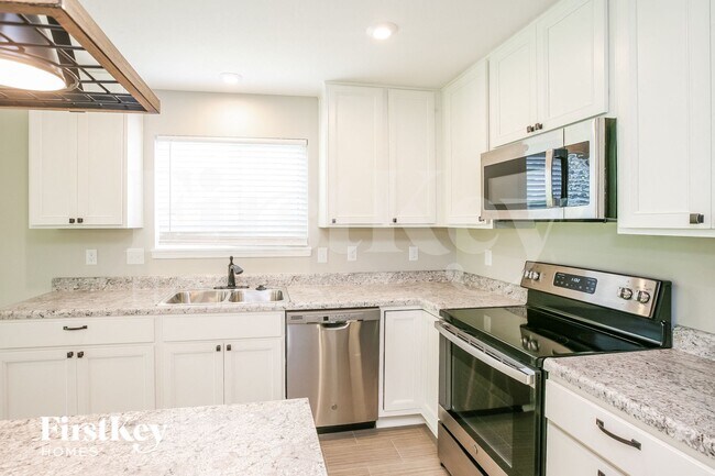 Building Photo - 663 Van Buren St