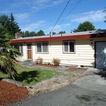 Building Photo - Super Cute & Charming 2-Bedroom Des Moines Home With Giant Fenced Yard!!