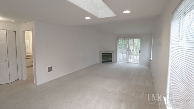 Building Photo - Roomy One Level 2 Bdrm Duplex w/ Open Floo...