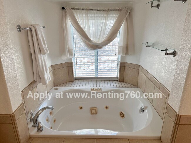 Building Photo - Incredible City Views In Western Hills Est...