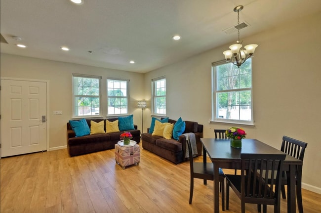 Building Photo - Newer 3bedrooms townhouse with 2 Cars Garage and AC in Fremont Niles area for rent