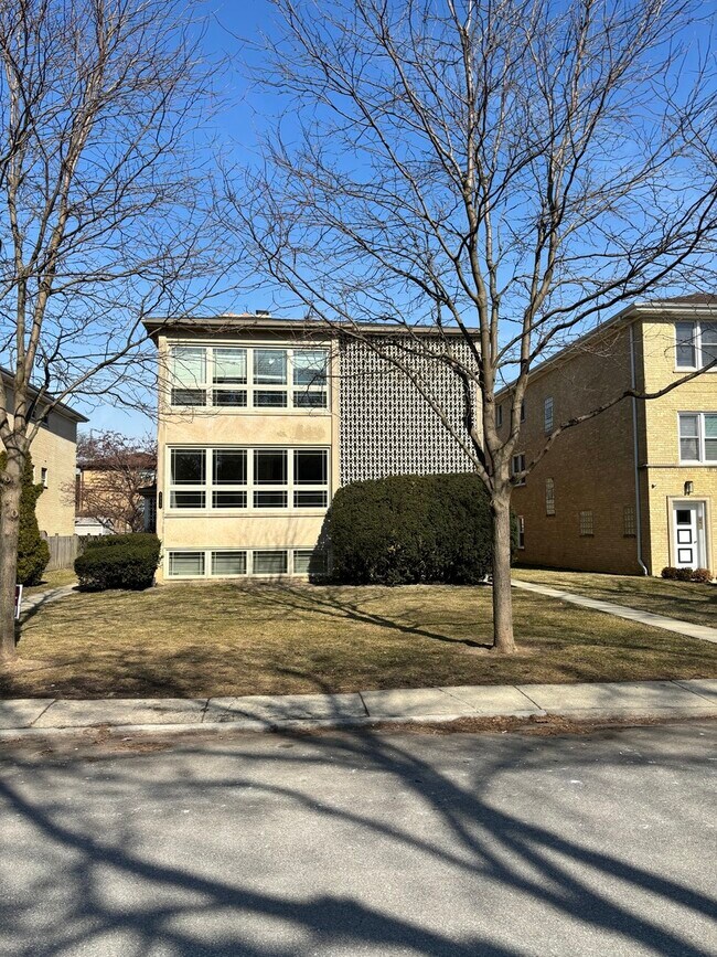 Building Photo - 3350 W Columbia Ave