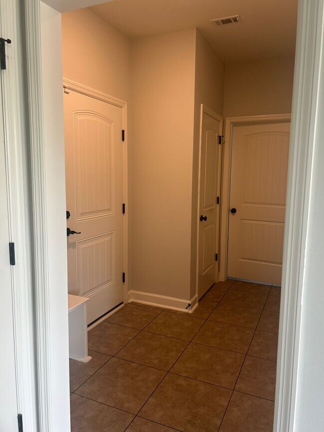 Building Photo - Beautiful Home 4 bedroom 2.5 bath